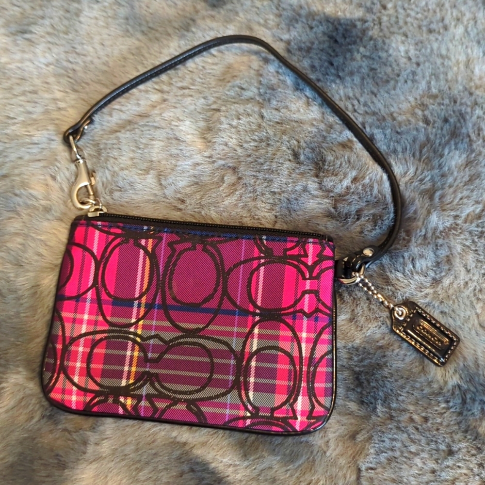 Coach wristlet - zipper